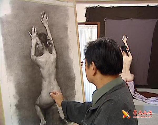 【素描】冉茂芹教你如何画女人体写生素描的教学视频7