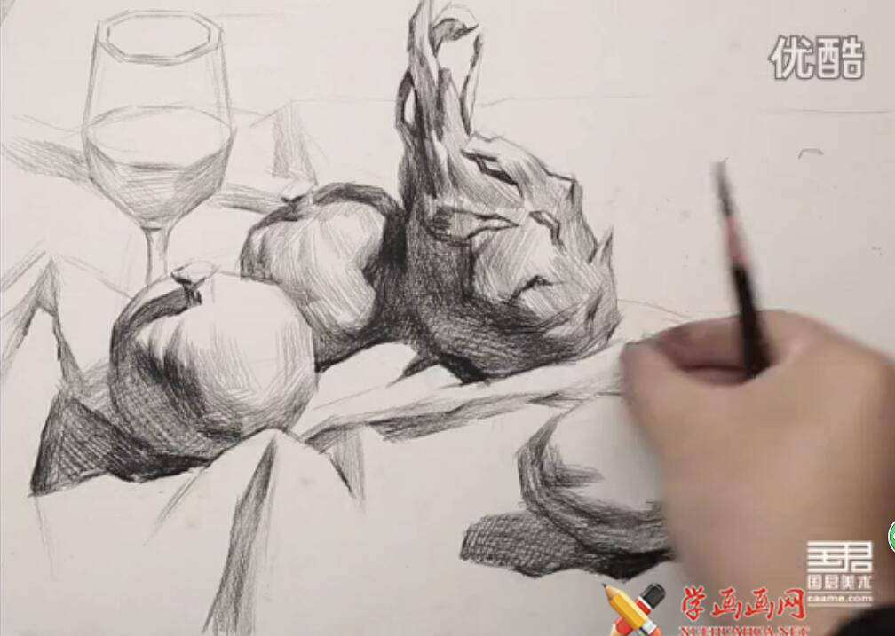 素描静物图片步骤教程（果汁高脚杯、火龙果、石榴、梨的画法）