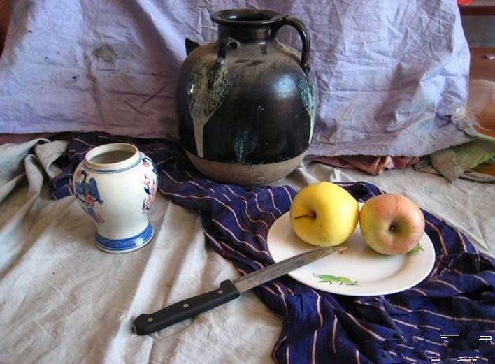 简单静物水粉画步骤图：罐子,盘子,苹果,水果刀静物组合水粉画法