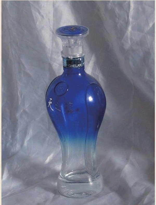 水粉画静物教程：蓝色酒瓶的画法