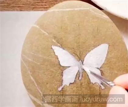丙烯画蝴蝶怎么画？如何在石头上画一只逼真的蝴蝶？