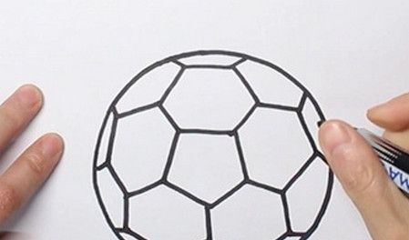 带颜色的好看足球简笔画教程 简单又漂亮的足球简笔画带步骤