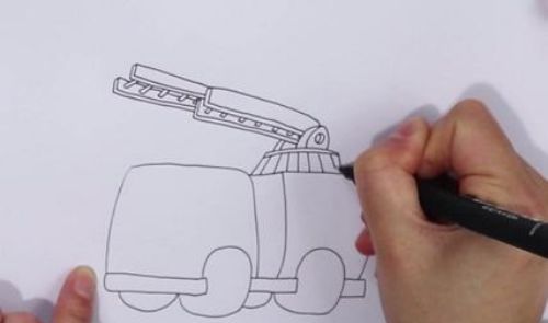 好看彩色的消防车简笔画怎么画 消防车简笔画绘制教程